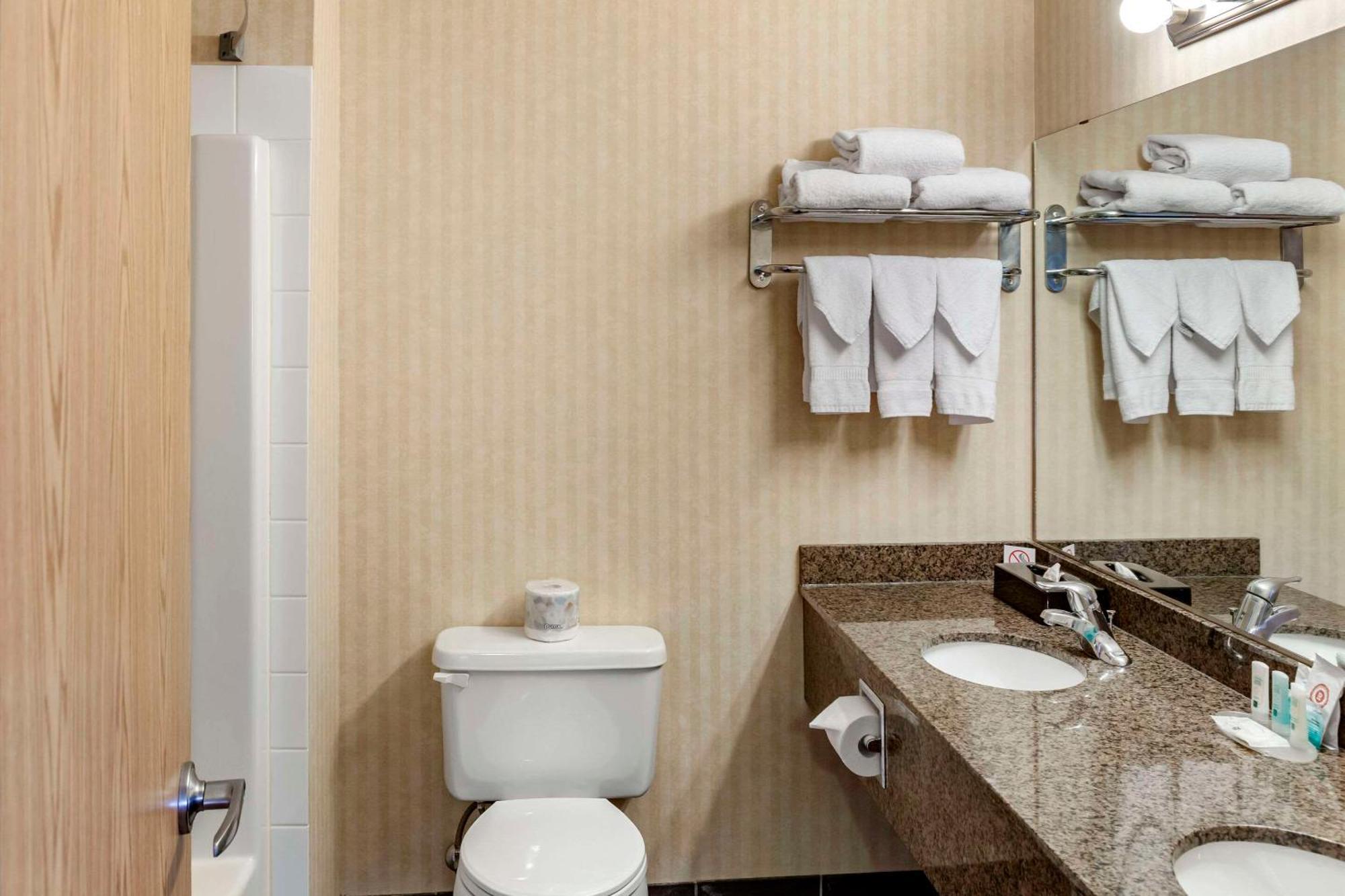 Quality Inn & Suites Edmonton International Airport Leduc Zewnętrze zdjęcie