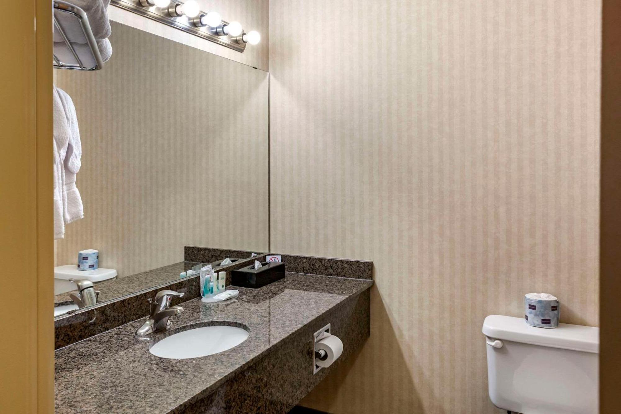Quality Inn & Suites Edmonton International Airport Leduc Zewnętrze zdjęcie